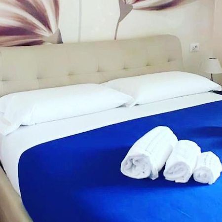 Deluxe Rooms And Chilling Jacuzzi Suite Guesthouse Roma Phòng bức ảnh