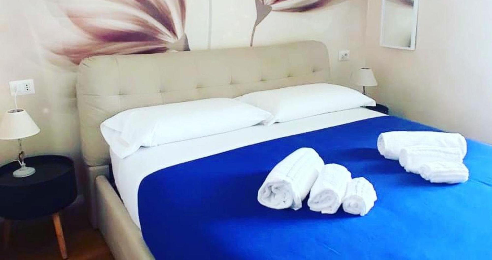 Deluxe Rooms And Chilling Jacuzzi Suite Guesthouse Roma Phòng bức ảnh